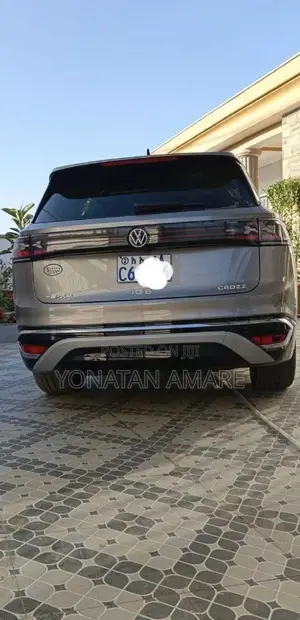 Volkswagen ID.6 2025 Gold