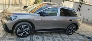 Volkswagen ID.6 2025 Gold