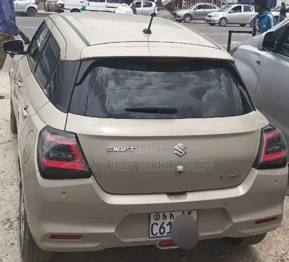 Suzuki Swift 2024 Gold