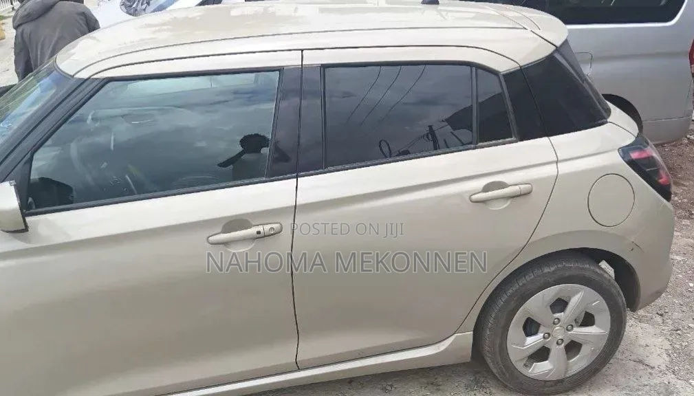 Suzuki Swift 2024 Gold