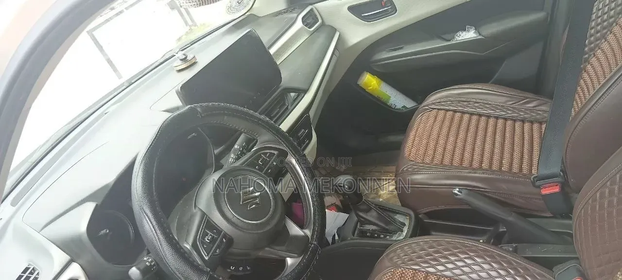 Suzuki Swift 2024 Gold