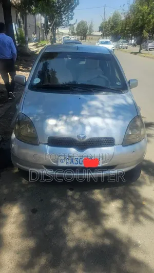 Toyota Vitz 2000 Silver