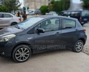 Toyota Yaris L Hatchback 3dr 2012 Gray
