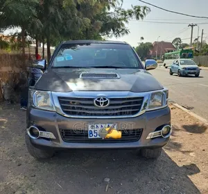 Toyota Hilux 2015 Gray