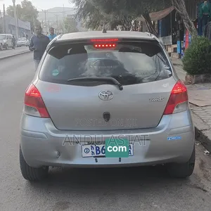 Toyota Yaris 2010 Gray