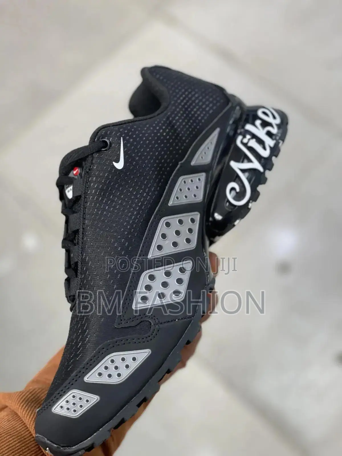 Nike Air Max: Black White Script