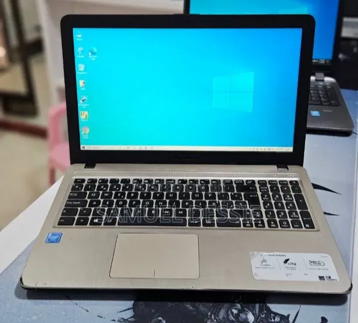 Laptop Asus X540LA 4GB Intel Celeron HDD 1T