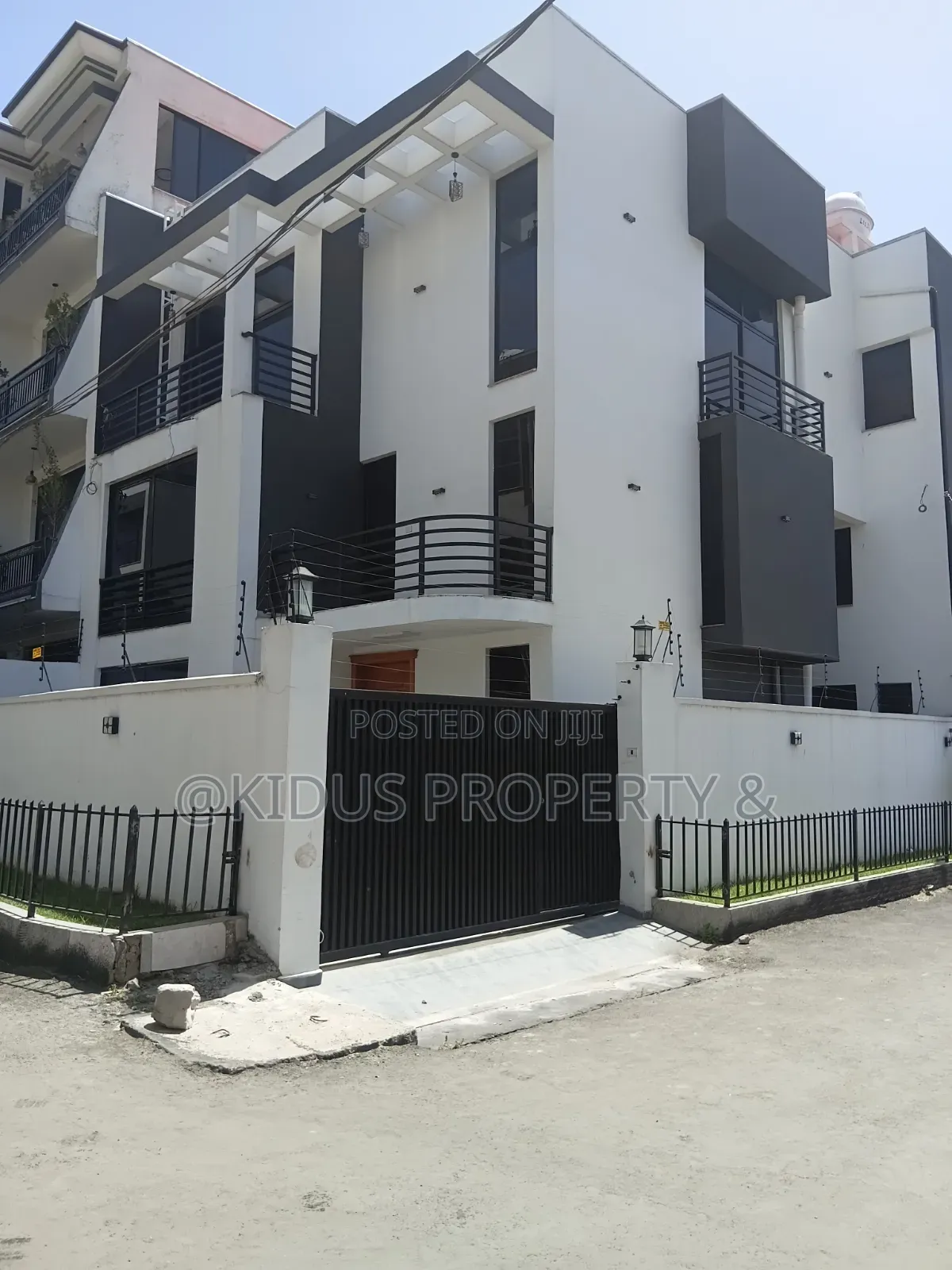 7bdrm Townhouse / Terrace in Lebu Medhaniyaleme, Nifas Silk-Lafto