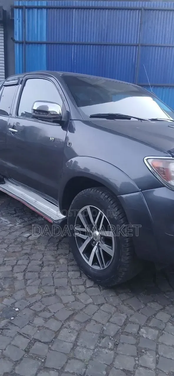 Toyota Hilux 2010 Black