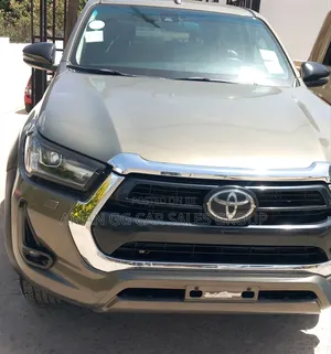 Toyota Hilux 2021 Purple