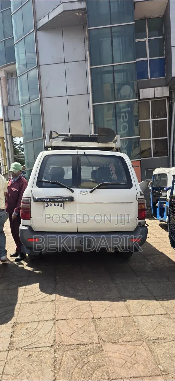 Toyota Land Cruiser 2005 White