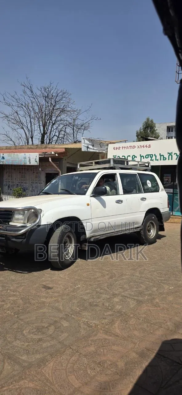 Toyota Land Cruiser 2005 White