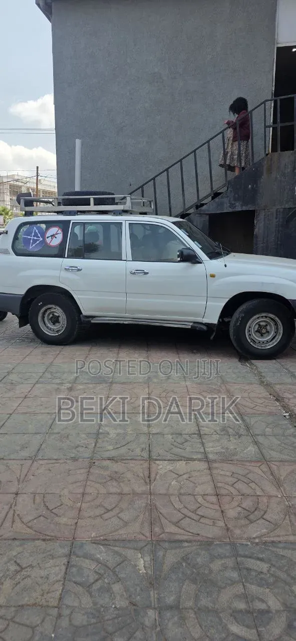 Toyota Land Cruiser 2005 White