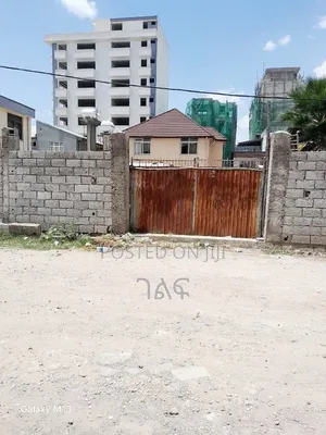 የሚሸጥ ቦታ ሰርቪስ ቤት ያለዉ ስፋት 300 ካሬ ሰፈር አያት ዞን ዉሰጥ