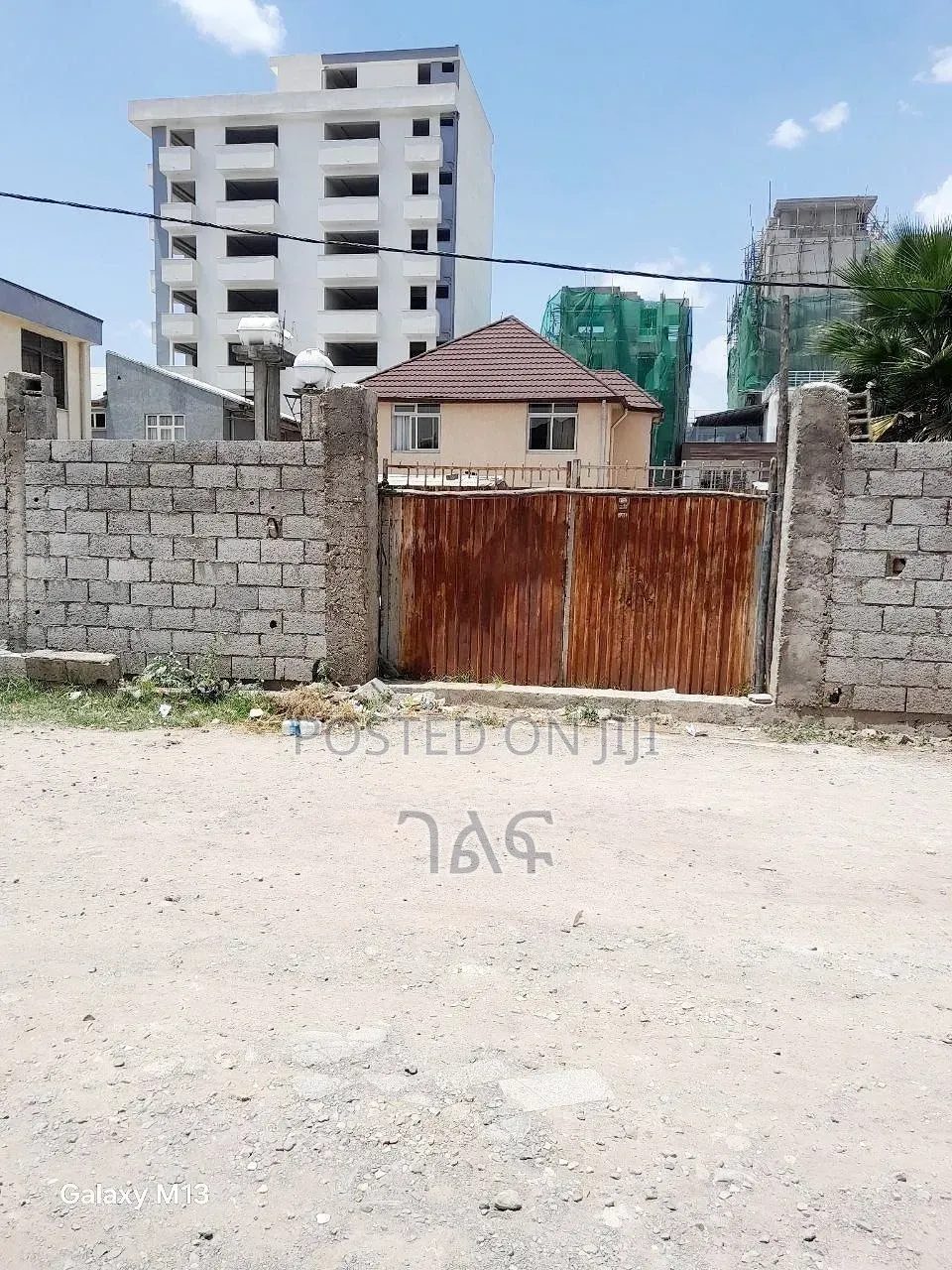 የሚሸጥ ቦታ ሰርቪስ ቤት ያለዉ ስፋት 300 ካሬ ሰፈር አያት ዞን ዉሰጥ