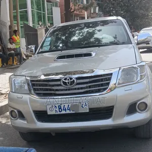 Toyota Hilux 2014 Gold