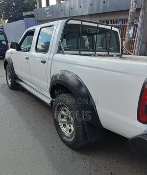 Nissan DoubleCab 2012 White