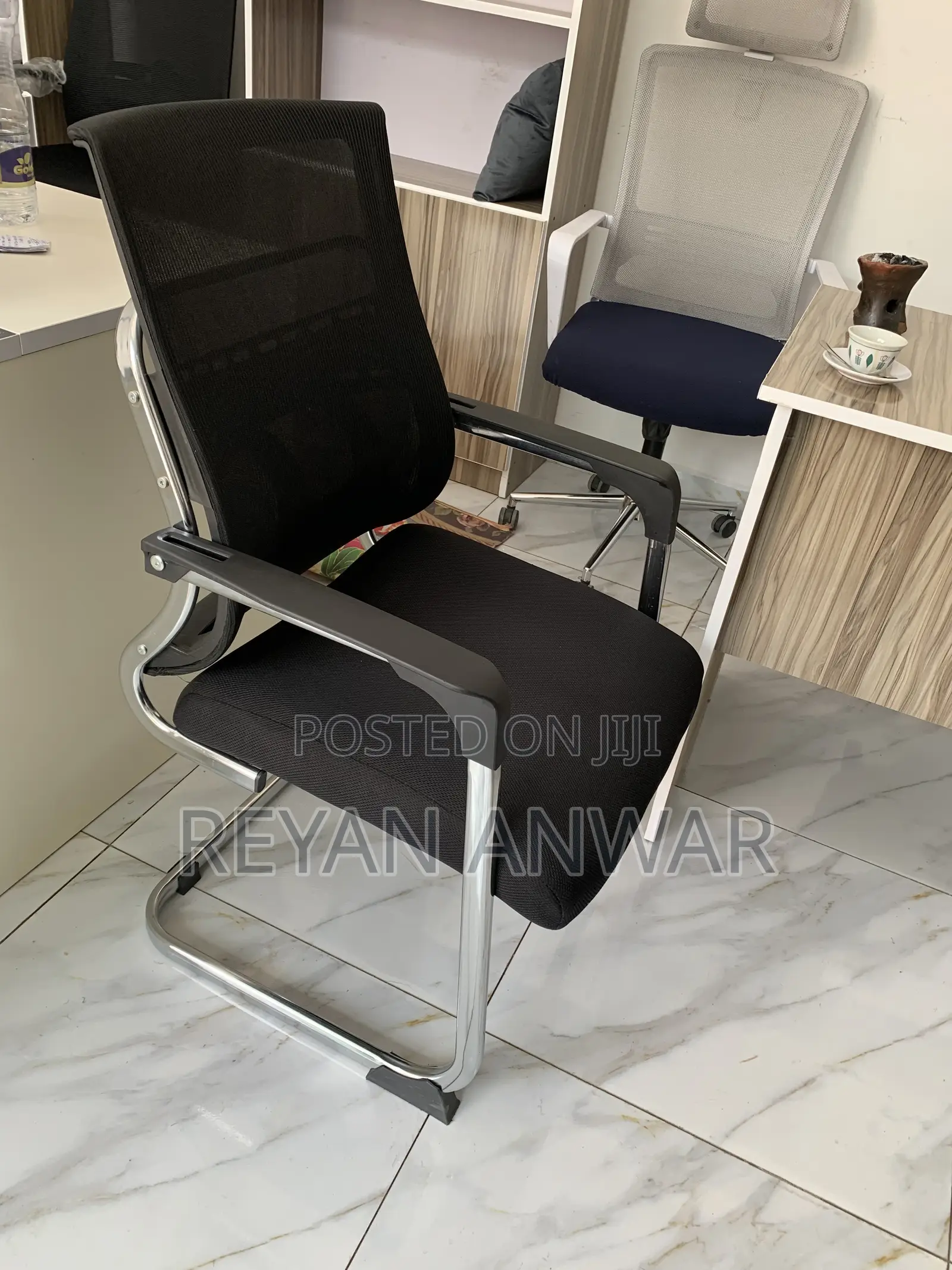 U-leg Guest Chair