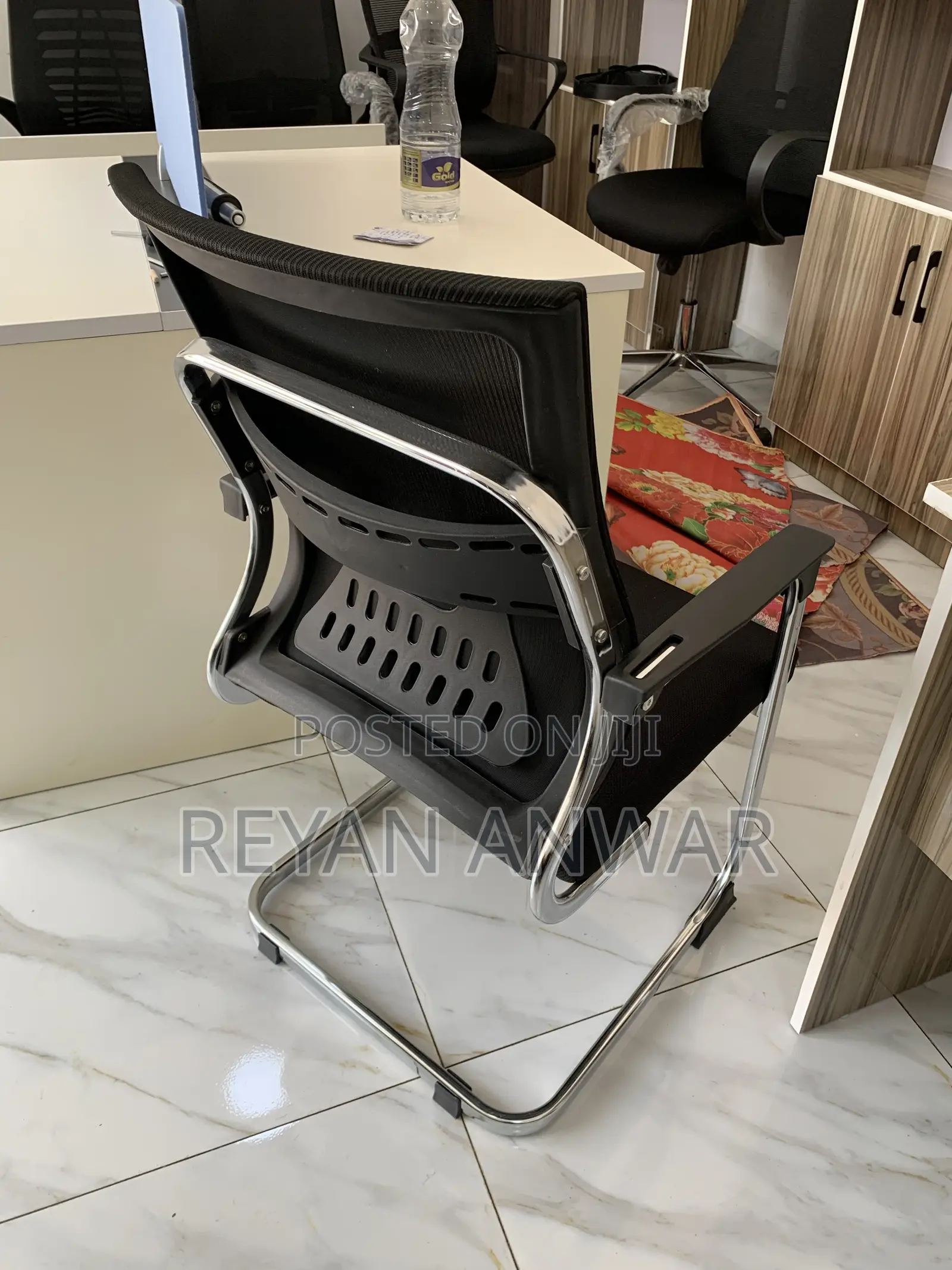 U-leg Guest Chair