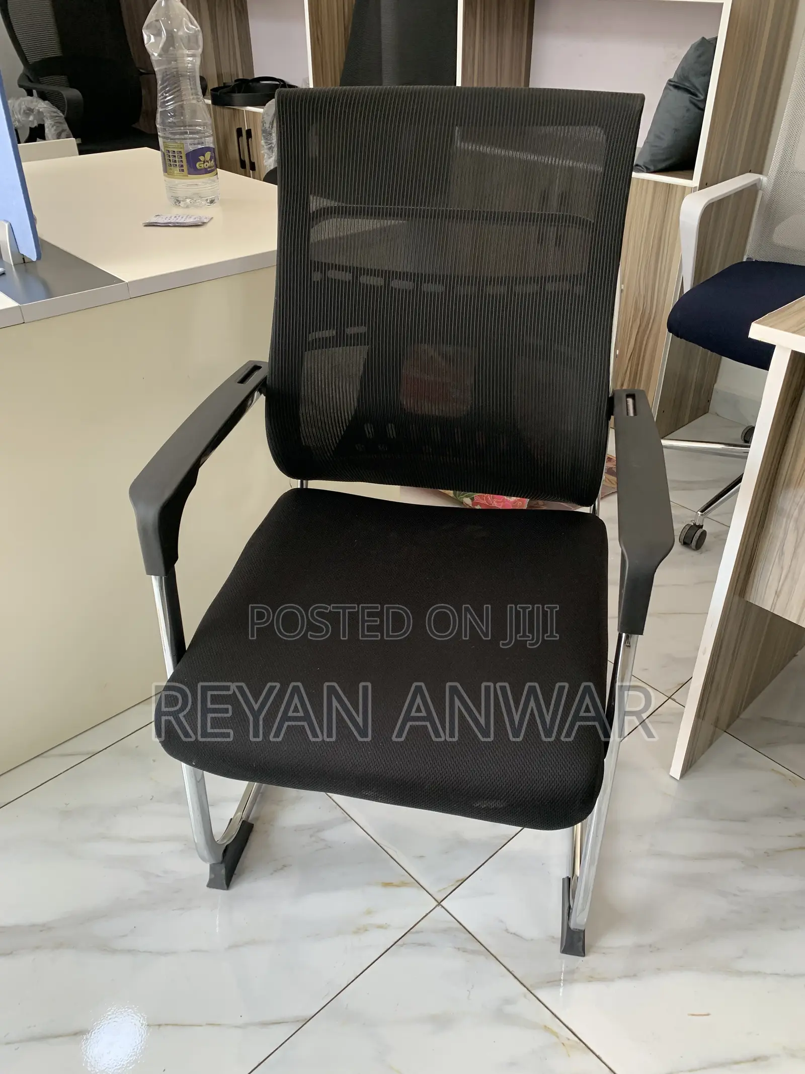 U-leg Guest Chair