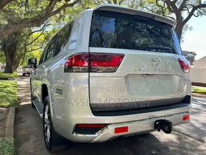 New Toyota Land Cruiser LC300 2023 Silver
