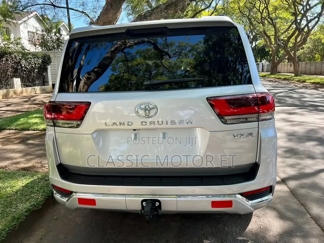 New Toyota Land Cruiser LC300 2023 Silver
