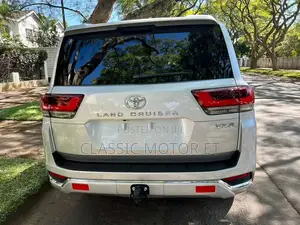 New Toyota Land Cruiser LC300 2023 Silver