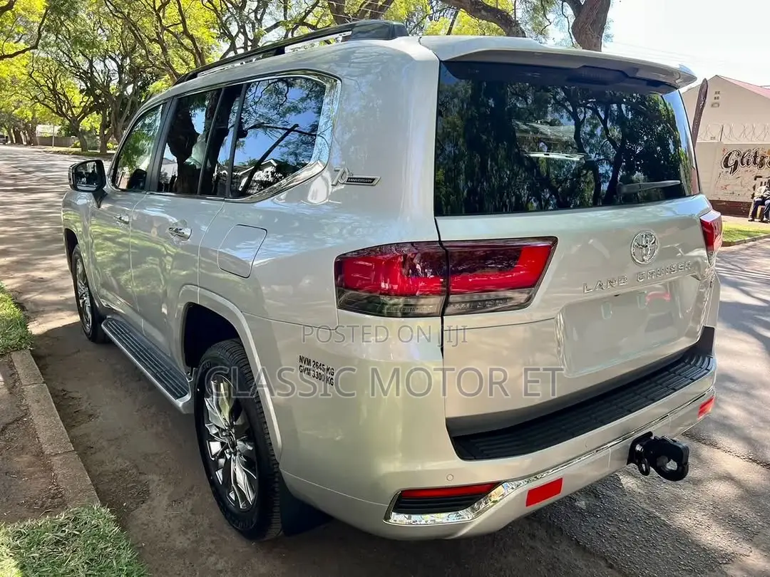 New Toyota Land Cruiser LC300 2023 Silver