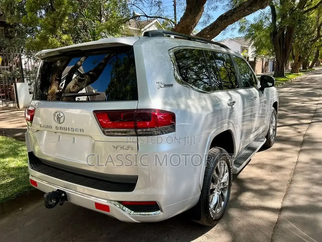 New Toyota Land Cruiser LC300 2023 Silver