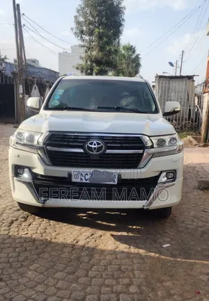 Toyota Land Cruiser 2010 White