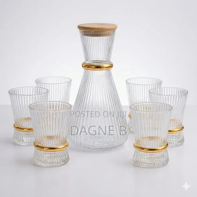 Ribbed Glass Carafe Set With a Gold-Accented Design ምጥጥ ማቅረቢያ ከነብርጭቆ