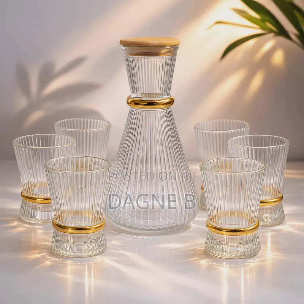 Ribbed Glass Carafe Set With a Gold-Accented Design ምጥጥ ማቅረቢያ ከነብርጭቆ