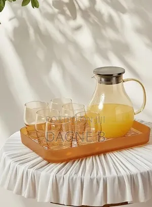 Ribbed Glass Carafe Set With a Gold-Accented Design ምጥጥ ማቅረቢያ ከነብርጭቆ