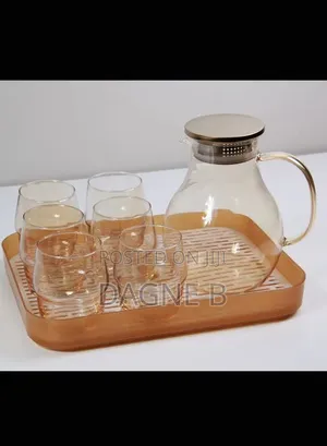 Ribbed Glass Carafe Set With a Gold-Accented Design ምጥጥ ማቅረቢያ ከነብርጭቆ