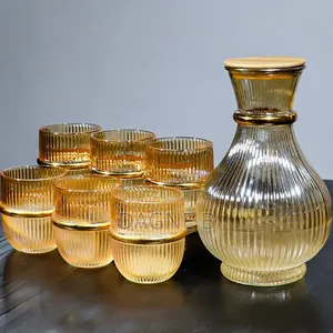 Ribbed Glass Carafe Set With a Gold-Accented Design ምጥጥ ማቅረቢያ ከነብርጭቆ