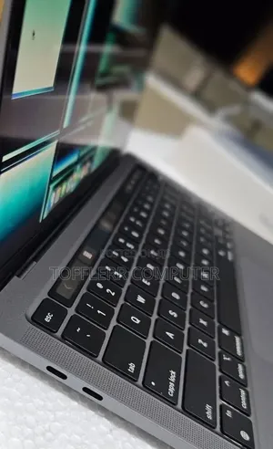 New Laptop Apple MacBook Pro M1 16GB AMD A8 SSD 256GB