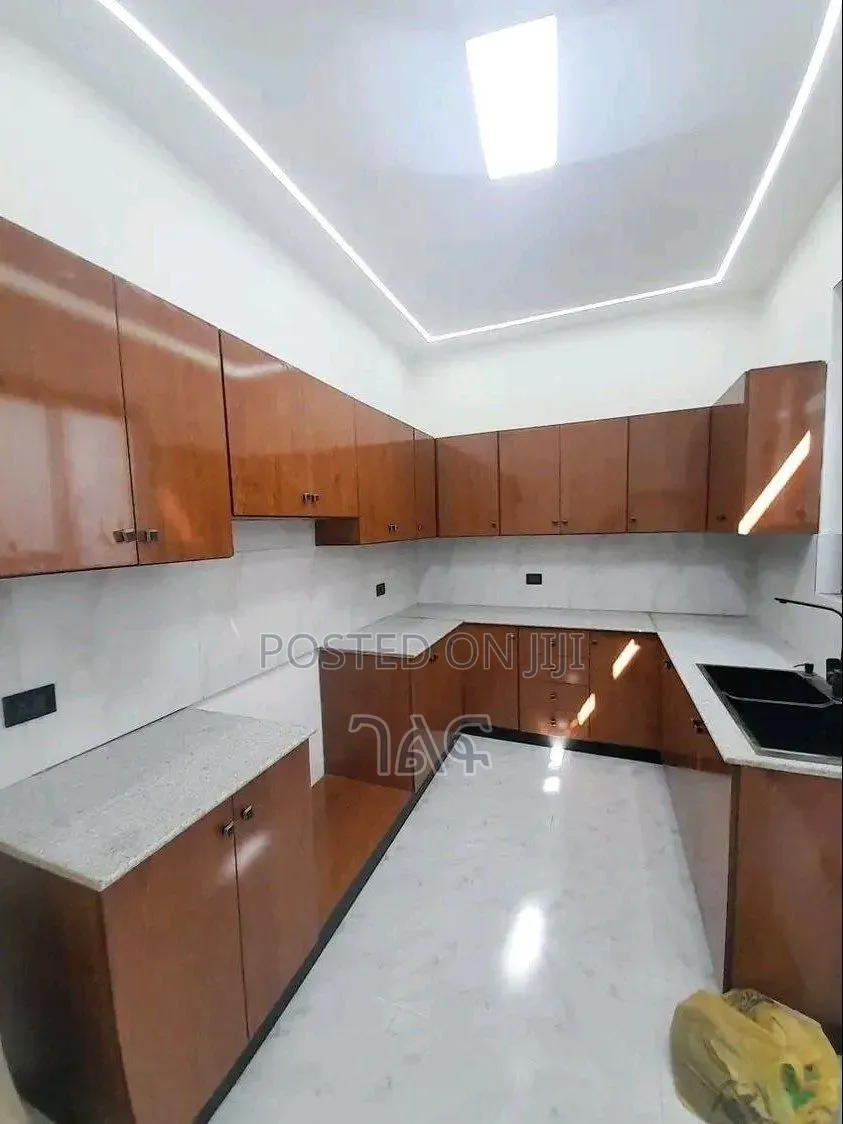 3bdrm Villa in 170 ካሬ አያት ዞን ውስጥ, Bole for sale