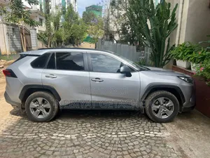 Toyota RAV4 2023 Silver