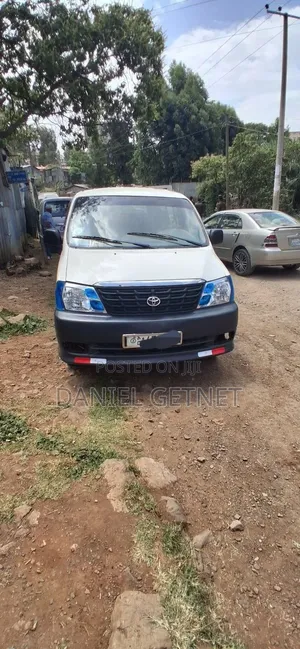 Toyota HiAce 2010 White