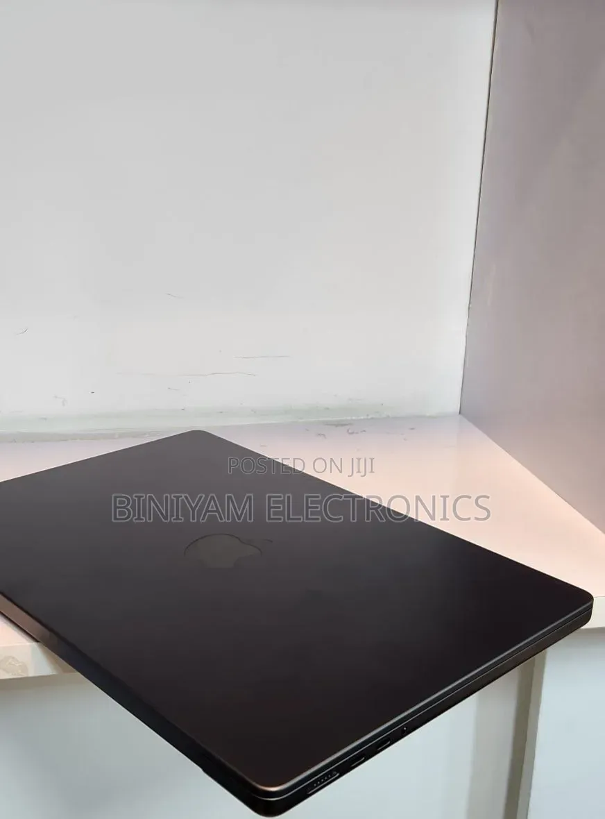 New Laptop Apple MacBook Pro 16GB Apple M5 SSD 1T