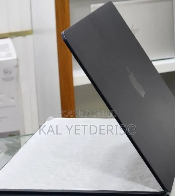 New Apple MacBook Air 2024 M3 13-inch 16GB Intel Core i7 SSD 256GB