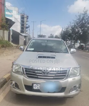 Toyota Hilux 2012 Gold