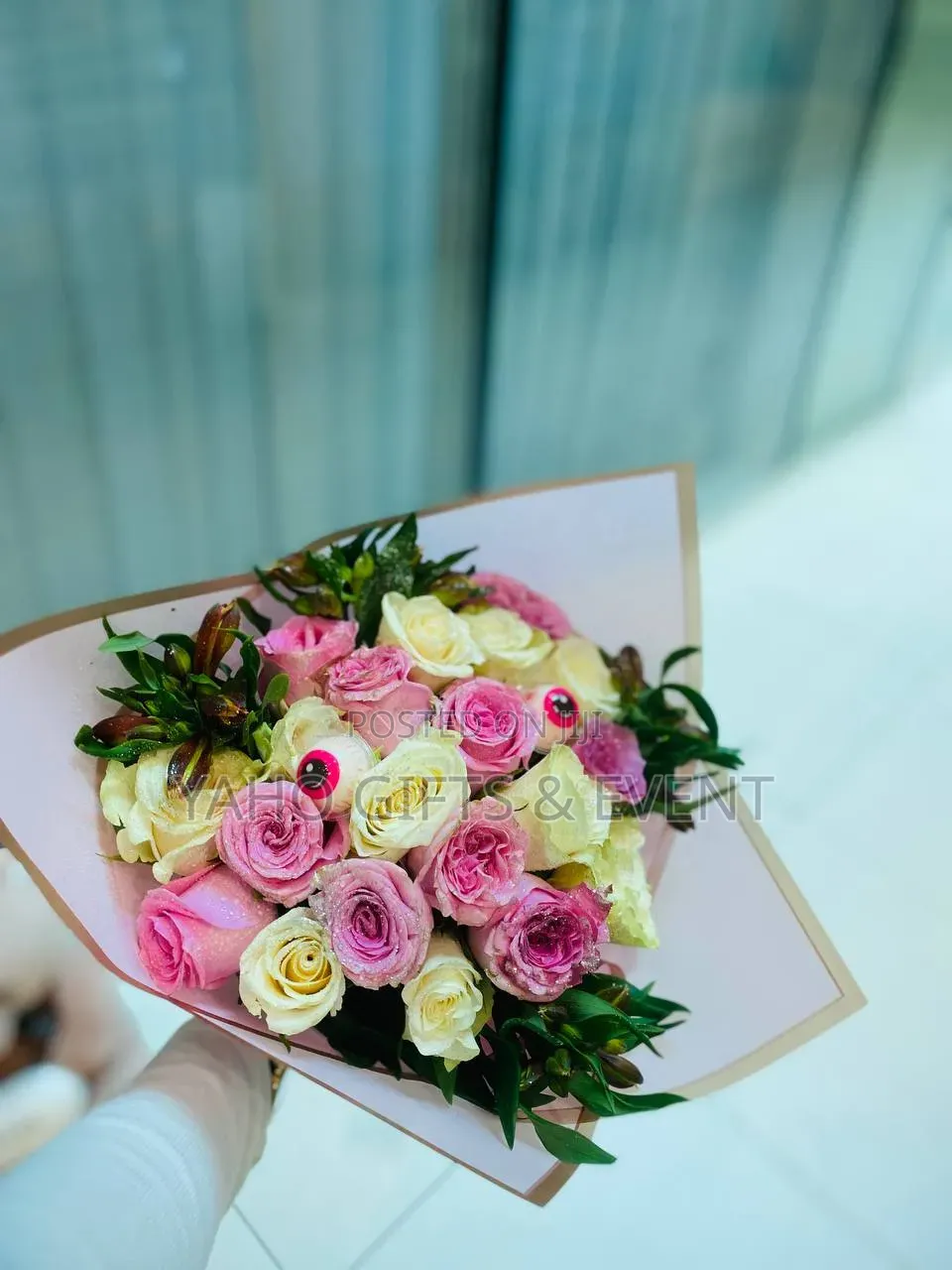 Medium Toy With Bouquet