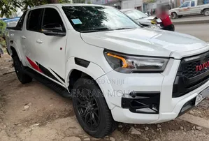 Toyota Hilux 2023 White