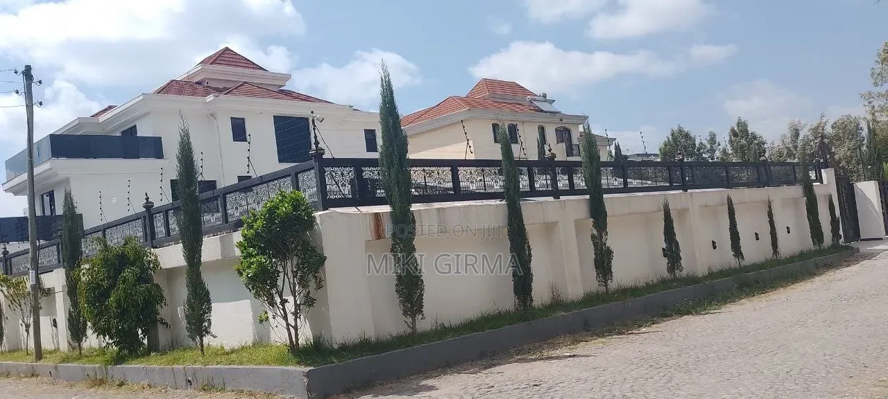 20bdrm Townhouse/Terrace in ሰሚት ፊጋ, Bole for sale
