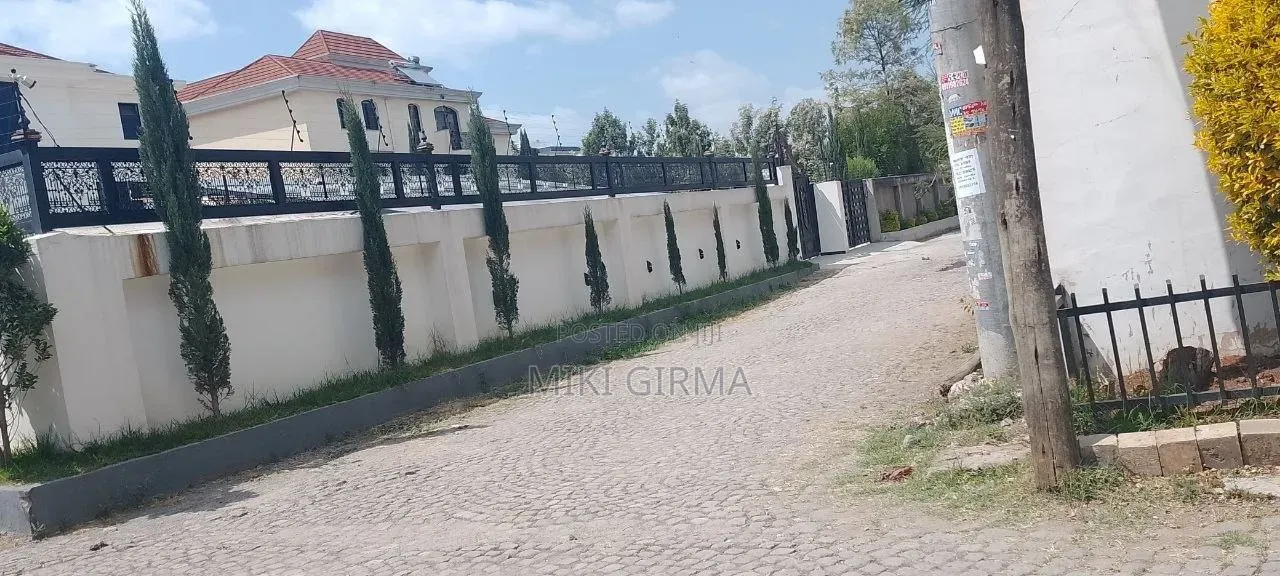 20bdrm Townhouse/Terrace in ሰሚት ፊጋ, Bole for sale