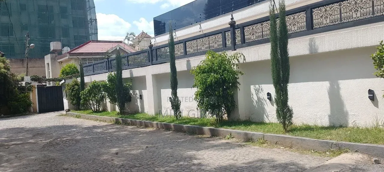 20bdrm Townhouse/Terrace in ሰሚት ፊጋ, Bole for sale
