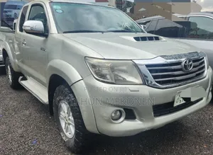 Toyota Hilux 3.0 D-4D 4x4 2014 Gold