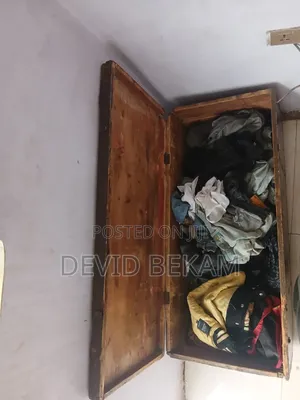 የሚሸጥ ጥንታዊ የእንጨት ሳጥን