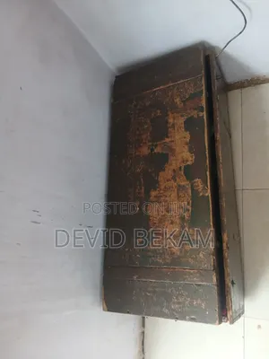 የሚሸጥ ጥንታዊ የእንጨት ሳጥን